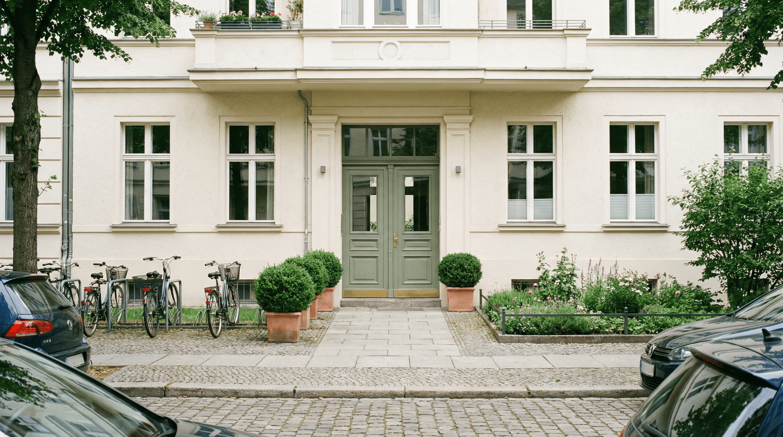 Gepflegter Eingangsbereich eines Berliner Wohnhauses