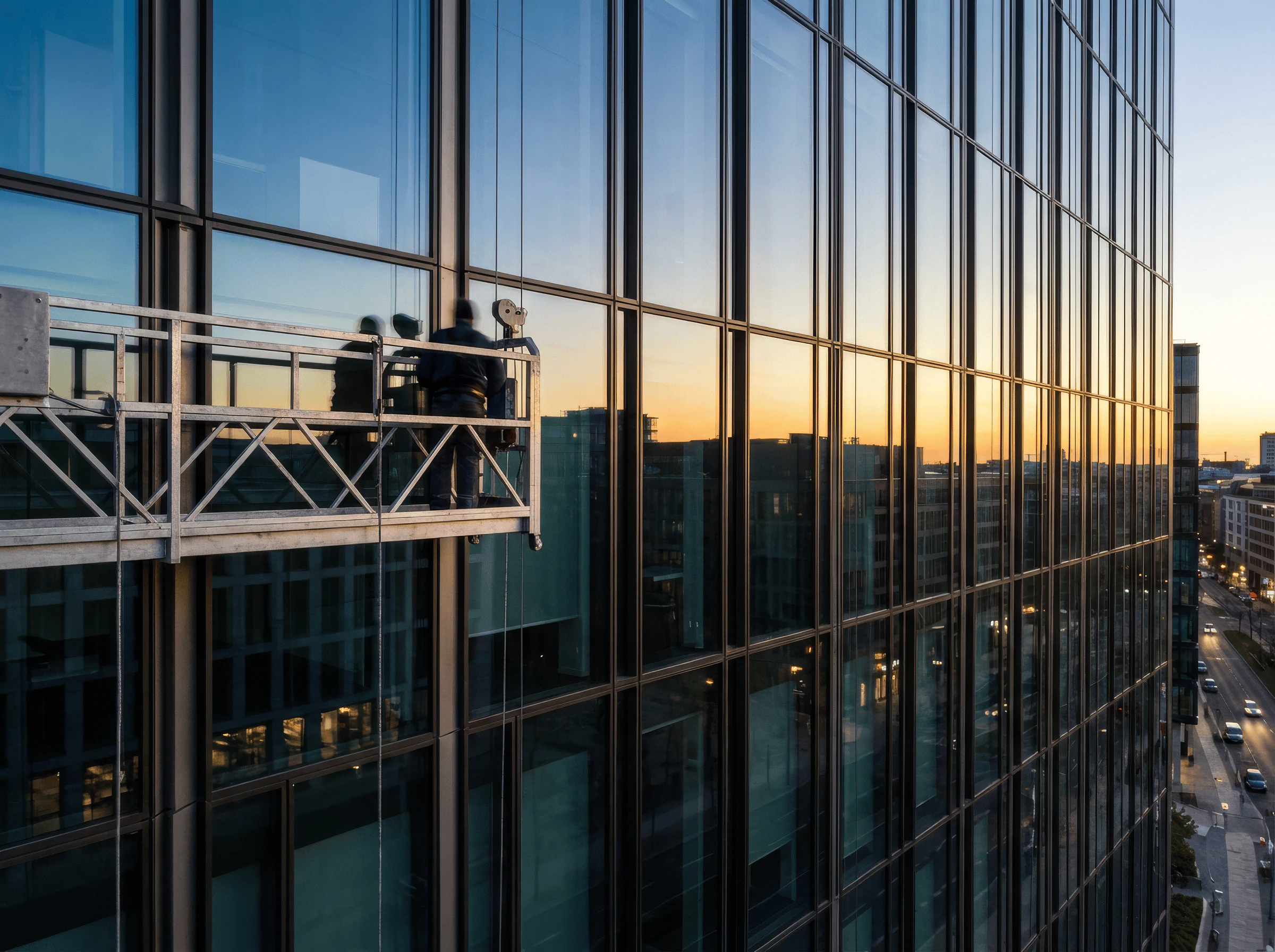 Fassadenarbeiten an einem modernen Glasgebäude in Berlin