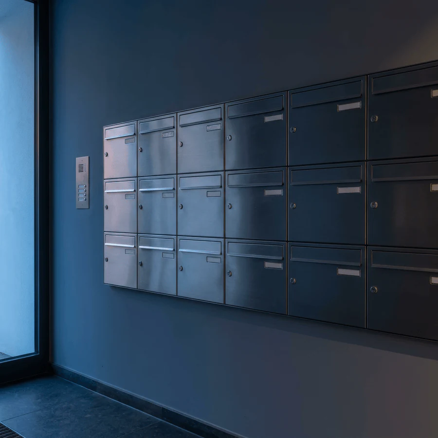Briefkastenanlage und Eingangsbereich für Treppenhausreinigung
